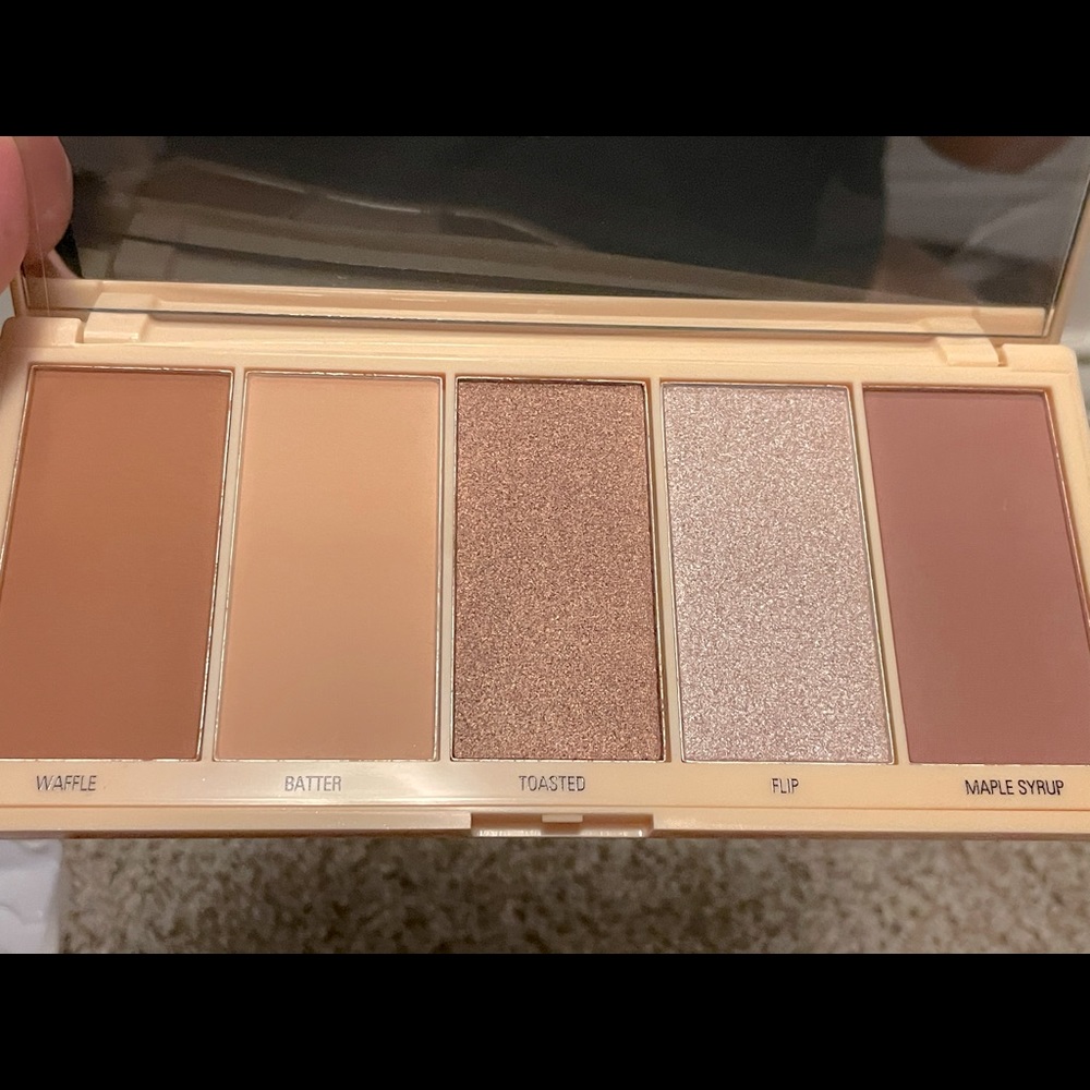 I ❤️Revolution Waffle Face Palette
